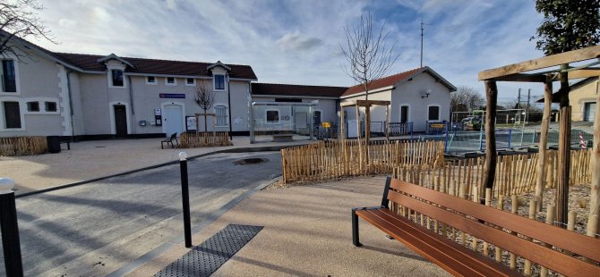 Vue de la façade de la Gare du PEM Bassens depuis le parking avec en 1er plan un banc