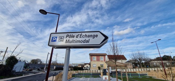 Vue du panneau "Pole d'Echanges Multimodal" de Bassens