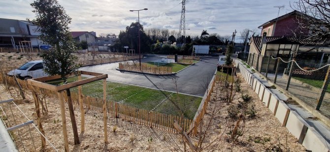Vue sur le parking du PEM Bassens