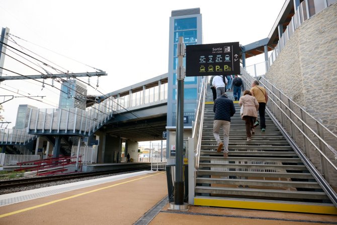 Vue de la gare Médoquine vers les escaliers et l'ascenseur 