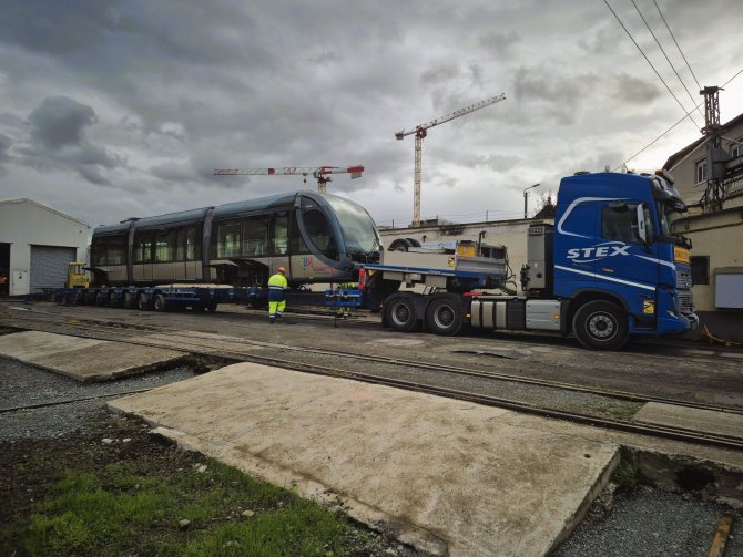 Arrivée de la rame de tram à Clermont Ferrand pour réparation et modernisation