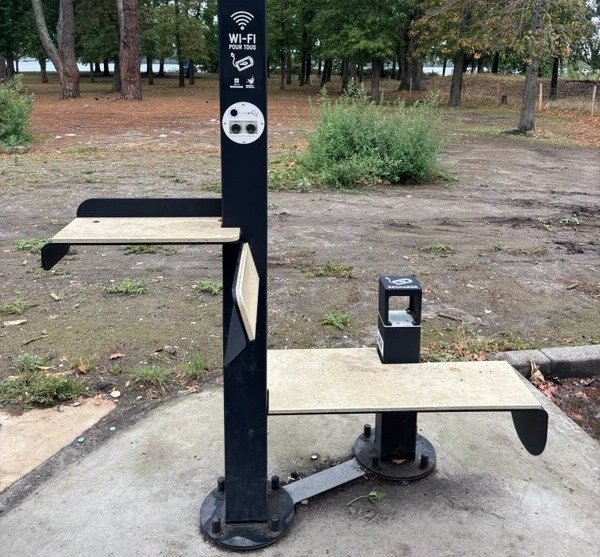 borne de recharge dans le cadre du wifi pour tous