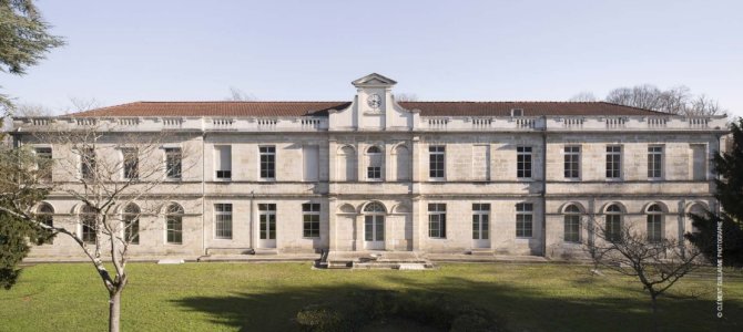 vue de la façade de la chefferie du site robert picque