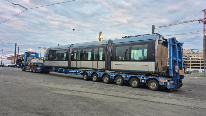 Départ de la rame de tramway après rénovation