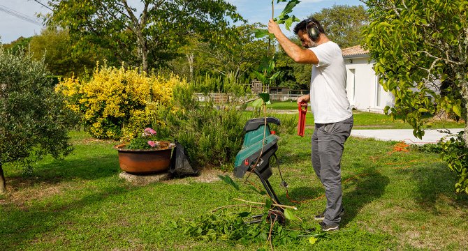Homme en train de broyer des déchets verts