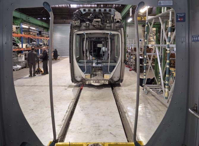 Vue de coupe des rames en rénovation depuis l'intérieur du tram