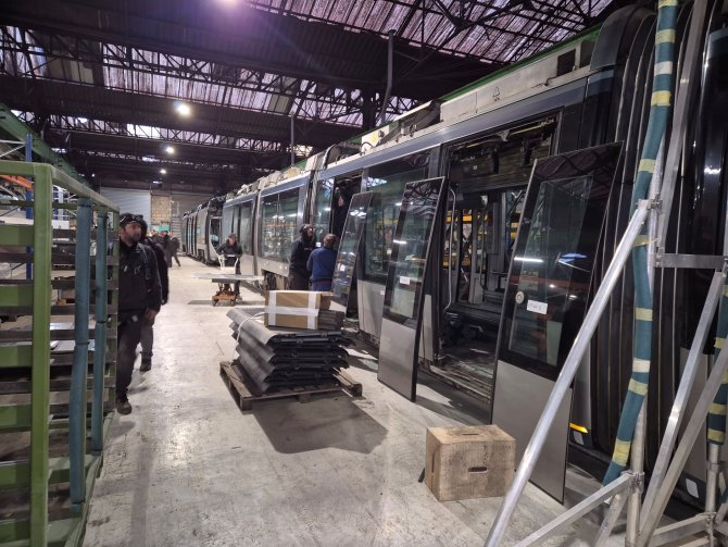 Changement des portes vitrées des rames de tramway à l'atelier