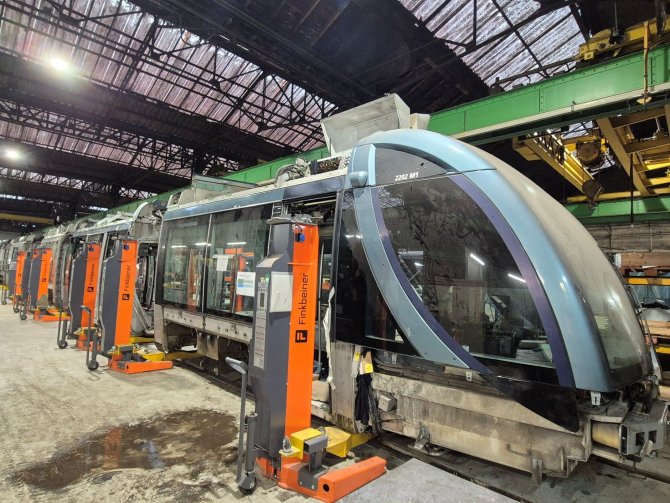 Réparation des rames de tramway à l'atelier avec une vue sur l'avant du tram