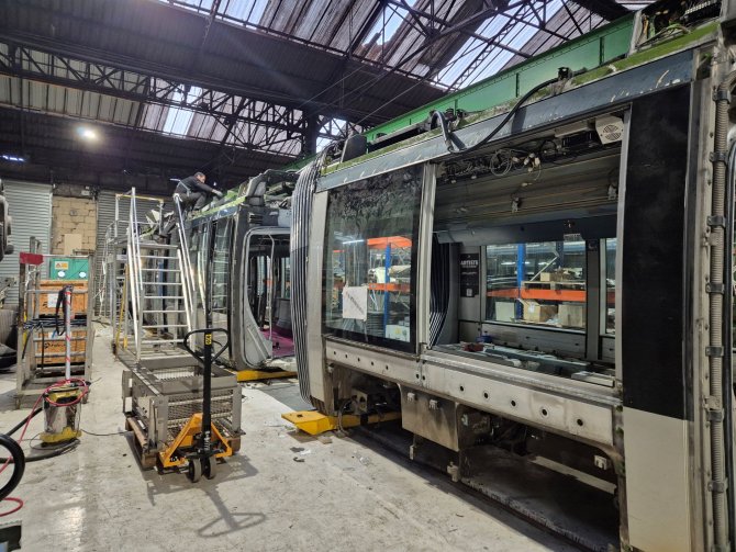 Réparation des rames de tramway à l'atelier avec une vue générale extérieure