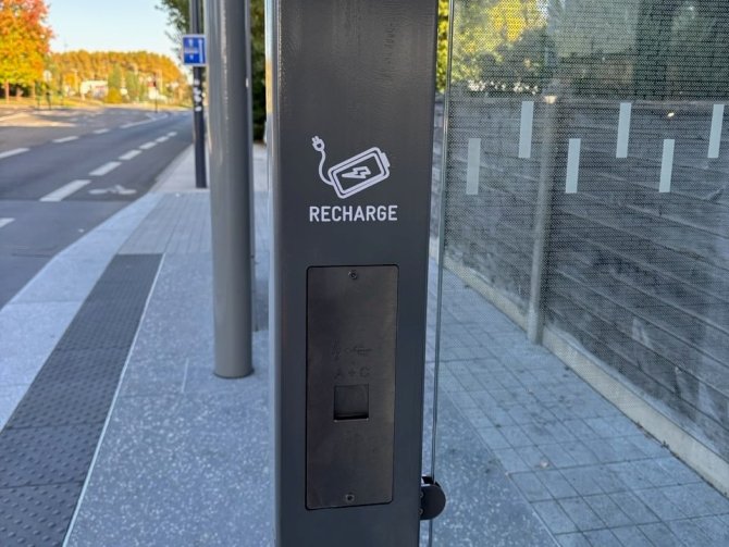 recharge sur un abris bus 