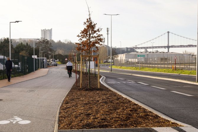 Quai Français réaménagé avec la vue du pont d'Aquitaine en 3e plan