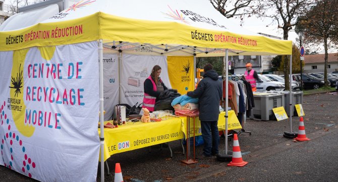 Tente de la zone de don de Bordeaux Métropole