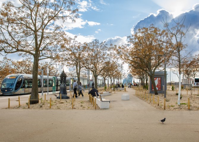 Vue de la nouvelle place Stalingrad à Bordeaux Bastide, en direction du pont de pierre