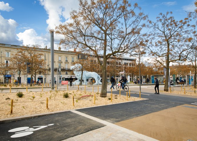 Vue sur le lion de la place Stalingrad réaménagée