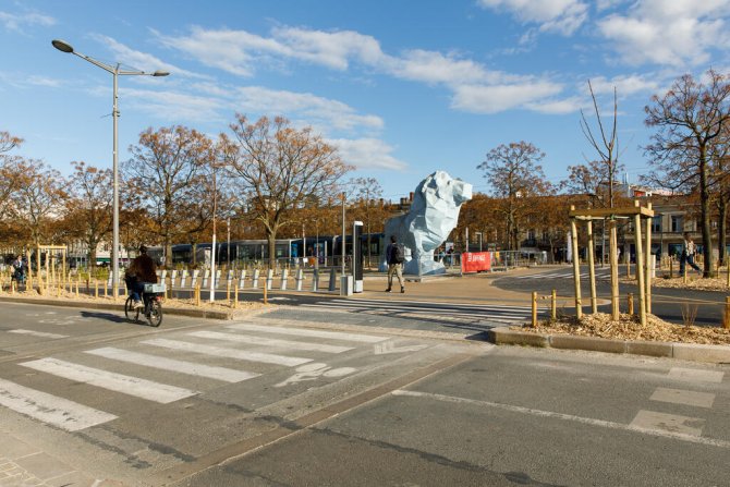 vue sur le lion de la place Stalingrad depuis le côté nord-ouest