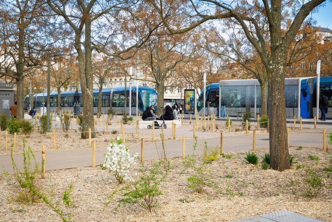 Vue sur les arrêts de trams de la place Stalingrad et ses nouveaux aménagements 