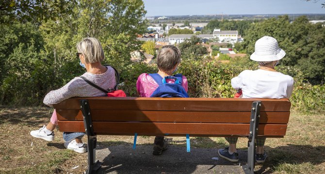 3 personnes vues de dos sur un banc au Parc Rozin Bassens-2020