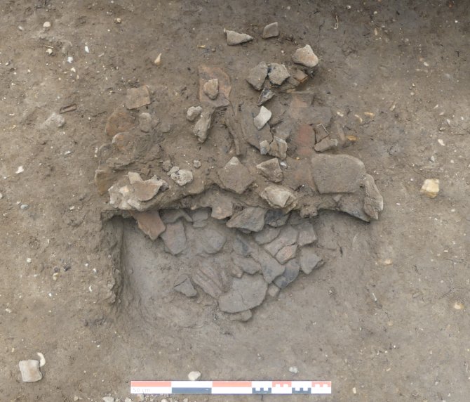 Fosse comblée de fragments de poteries datant de l’âge du Bronze final