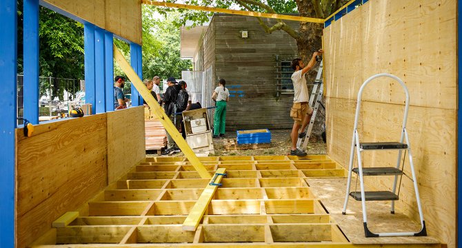 Chantier participatif de la guinguette du quartier Saige, juin 2024